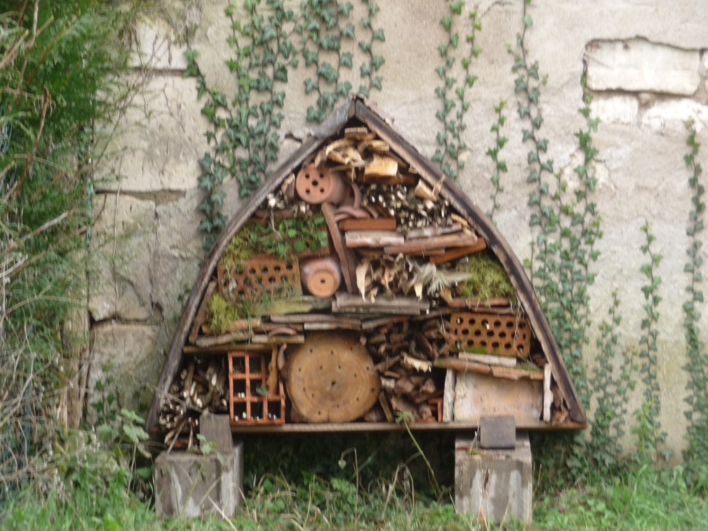 Hotel à insectes construit par Pierre-Francois Masson installé au coeur du vignoble de Pouilly-Fumé